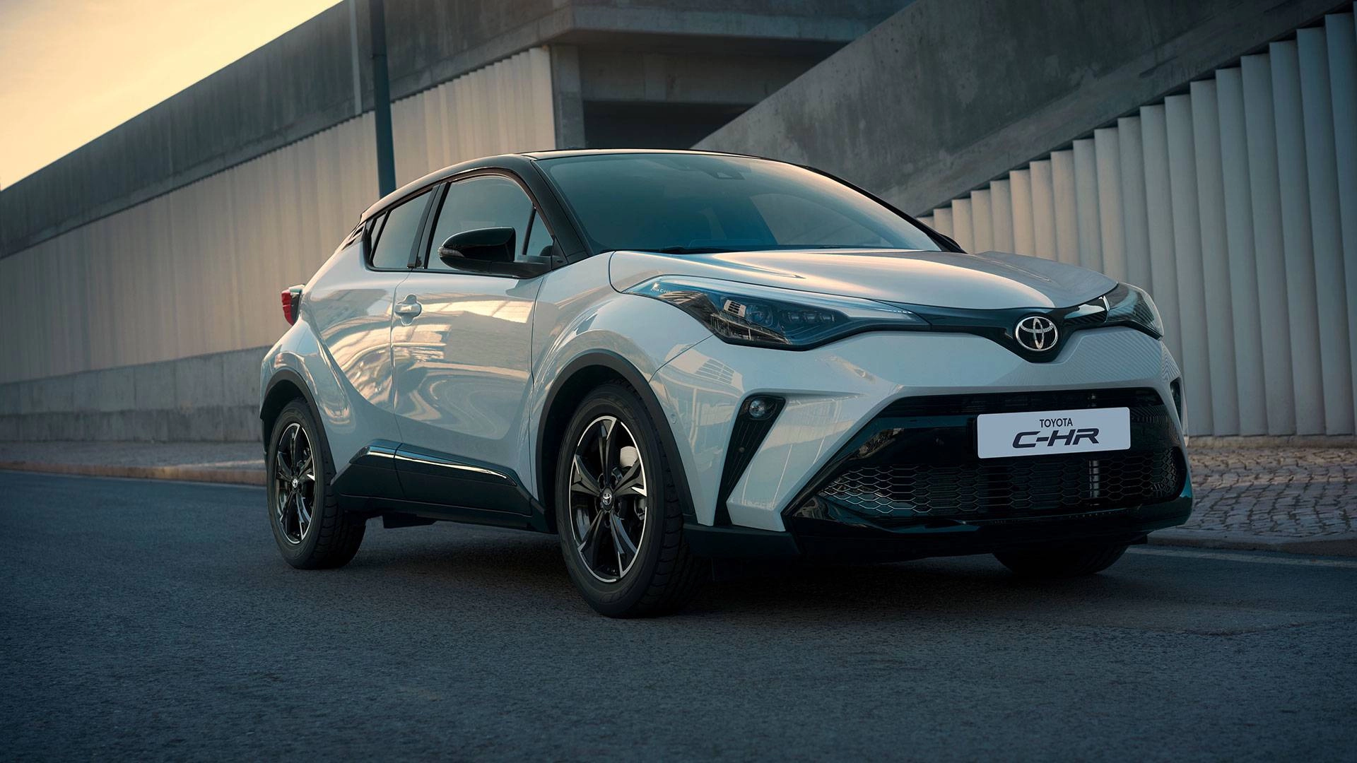 Автомобиль Тойота C‑HR